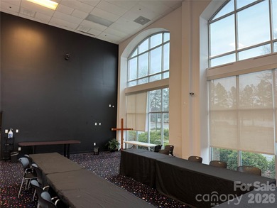 Large corner unit in busy Northlake Pavilion, located in fast