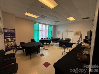 Large corner unit in busy Northlake Pavilion, located in fast