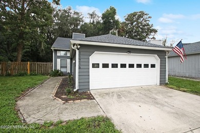 Back on the market! This gorgeous 3/2 with a loft is perfect for - photo 2