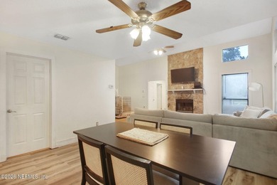 Back on the market! This gorgeous 3/2 with a loft is perfect for - photo 6