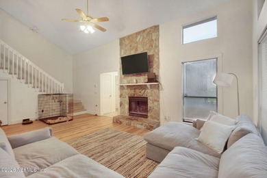 Back on the market! This gorgeous 3/2 with a loft is perfect for - photo 7