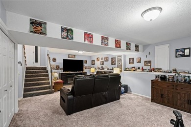 Beautifully maintained, 3 bedroom, 2 1/2 bath energy-efficient - photo 21