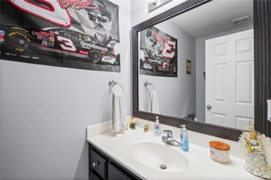Beautifully maintained, 3 bedroom, 2 1/2 bath energy-efficient - photo 25