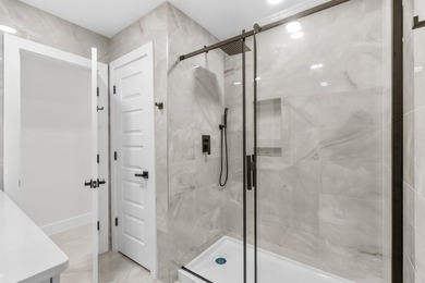 Completely remodeled from top to bottom, this beautifully - photo 34