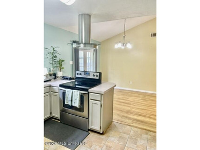 Welcome home to convenient and desirable Pine Ridge subdivision - photo 11