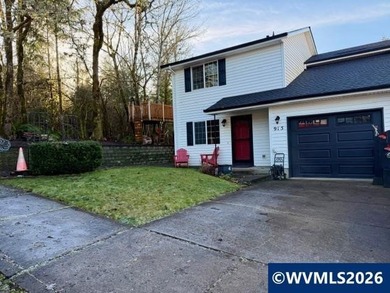 Duplex on corner lot! Great investment property, or live in one