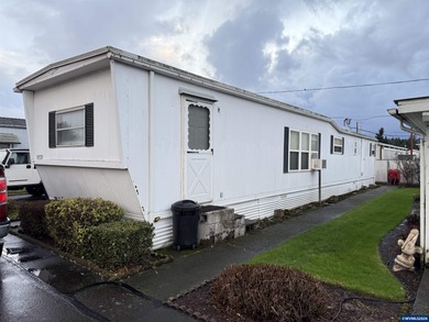 Charming 2-bedroom, 1-bath home w/a living room bump-out that