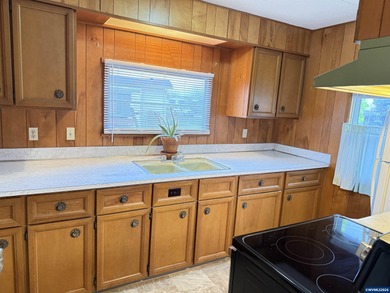 Charming 2-bedroom, 1-bath home w/a living room bump-out that