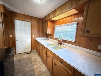 Charming 2-bedroom, 1-bath home w/a living room bump-out that