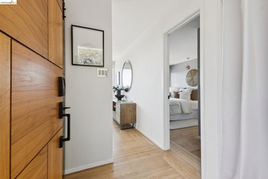 Prepare to be captivated by this rare, freestanding mid-century - photo 4