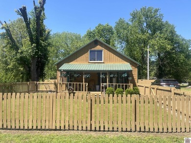 Charming 3-bedroom, 1-bath home situated on a spacious - photo 1