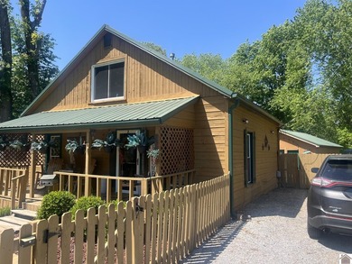Charming 3-bedroom, 1-bath home situated on a spacious - photo 2