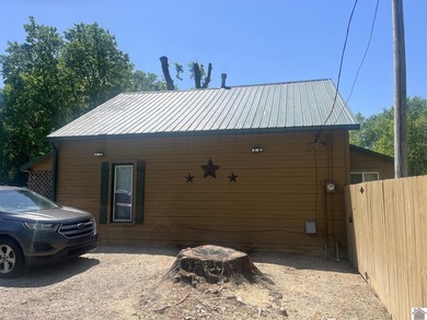 Charming 3-bedroom, 1-bath home situated on a spacious - photo 3