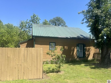 Charming 3-bedroom, 1-bath home situated on a spacious - photo 4