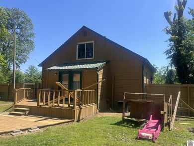 Charming 3-bedroom, 1-bath home situated on a spacious - photo 6