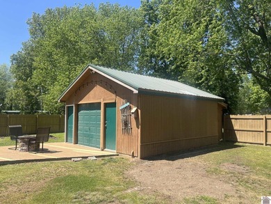 Charming 3-bedroom, 1-bath home situated on a spacious - photo 8