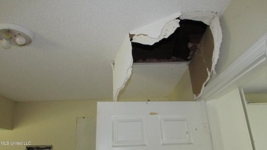 Single family home on a nice corner lot, no flood, with two - photo 19