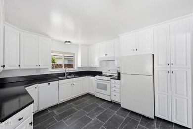 Beautiful 2-bedroom, 2-bath home located in a highly desirable - photo 10