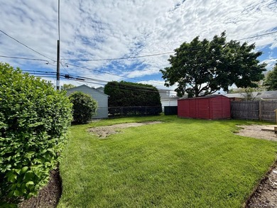 Welcome to this charming 3 bedroom, 1 bath home located in the - photo 16