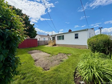 Welcome to this charming 3 bedroom, 1 bath home located in the - photo 17