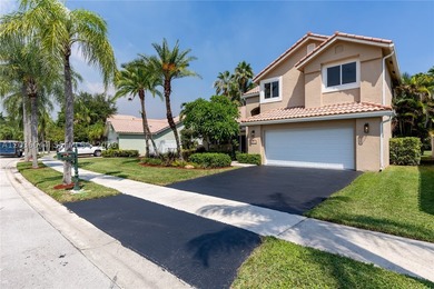 Lakefront living doesn't get more complete than this. Fully - photo 2