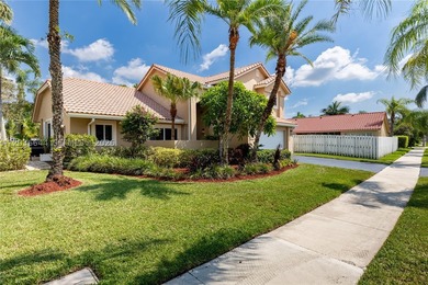 Lakefront living doesn't get more complete than this. Fully - photo 3