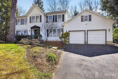 Custom built 5-bedroom Center Hall Colonial in one of East - photo 2