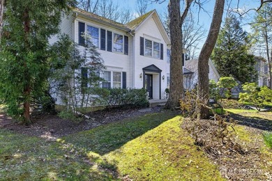Custom built 5-bedroom Center Hall Colonial in one of East - photo 4