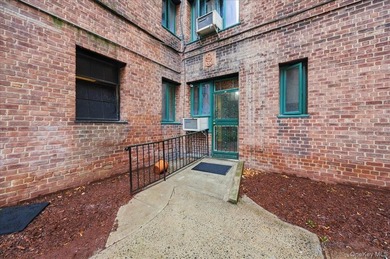 Beautiful 2-Bedroom Condo with Private Terrace Entrance in - photo 14