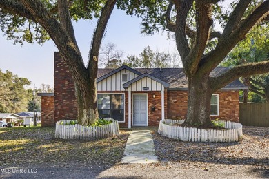 This spacious and versatile home offers 3 bedrooms and 3 - photo 1
