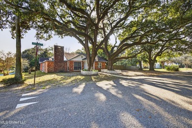 This spacious and versatile home offers 3 bedrooms and 3 - photo 2
