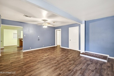 This spacious and versatile home offers 3 bedrooms and 3 - photo 4