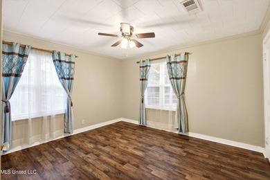 This spacious and versatile home offers 3 bedrooms and 3 - photo 7