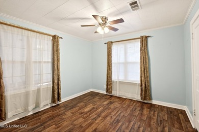 This spacious and versatile home offers 3 bedrooms and 3 - photo 10