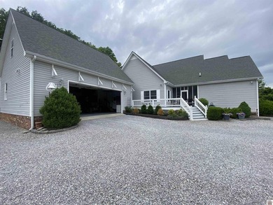 Country living at it's best. Check out this custom-built home - photo 10