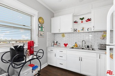 Charming, top-floor corner penthouse in the iconic Californian - photo 14