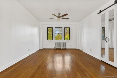 This freshly painted, supra sunny studio apartment in the quaint - photo 4