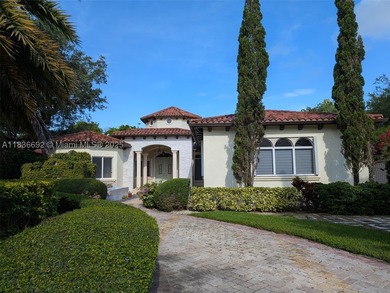An Italian-inspired family villa situated on a quaint - photo 3