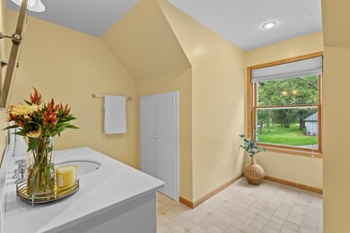 Grand family compound on the coveted IL Avenue area of Green - photo 33