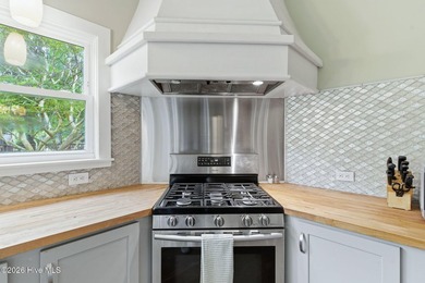 This beautifully renovated home with a split-bedroom floorplan - photo 15