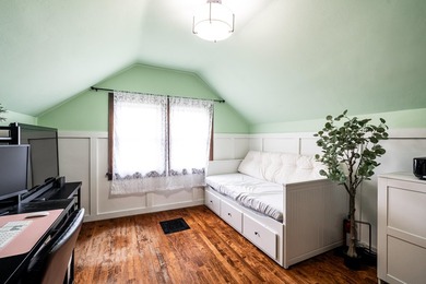 Welcome to the iconic pink house, a classic bungalow in one of - photo 16