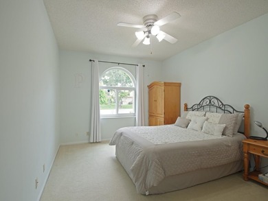 Welcome to this beautifully maintained custom-built 4-bedroom - photo 16