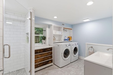 This beautifully renovated home with a split-bedroom floorplan - photo 31