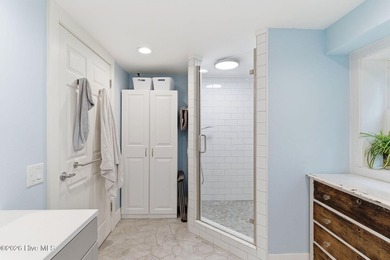 This beautifully renovated home with a split-bedroom floorplan - photo 34