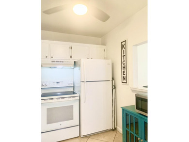 Welcome to this charming 1/1 Century Village condo that has - photo 4