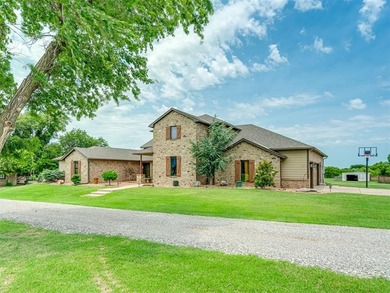 Exceptional equestrian property offering a well-maintained home - photo 2