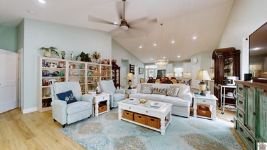 Tucked into a wooded setting just minutes from Kentucky Lake and - photo 4
