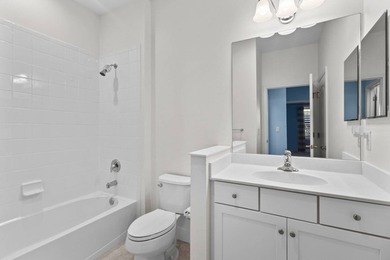 Step into this upgraded 2018 2 bed, 2 bath, + den villa in Grand - photo 13