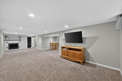 Welcome home to this beautifully updated 4-bedroom, 2-bath - photo 18