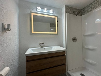 Welcome to Silk Oak Lodge - Resort-Style Living in the Heart of - photo 20